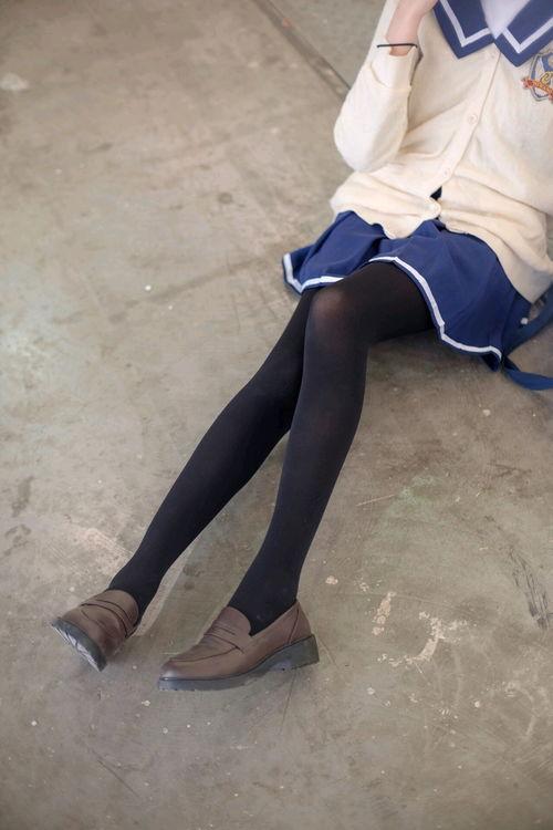 撕开萝莉的丝袜,揭开萝莉的神秘面纱